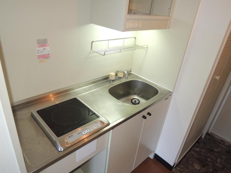 Kitchen. 1-neck IH with cooking heater