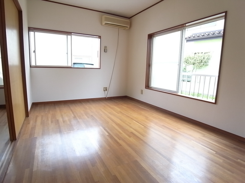 Living and room. Bright room in the southwest-facing! It is life-friendly environment