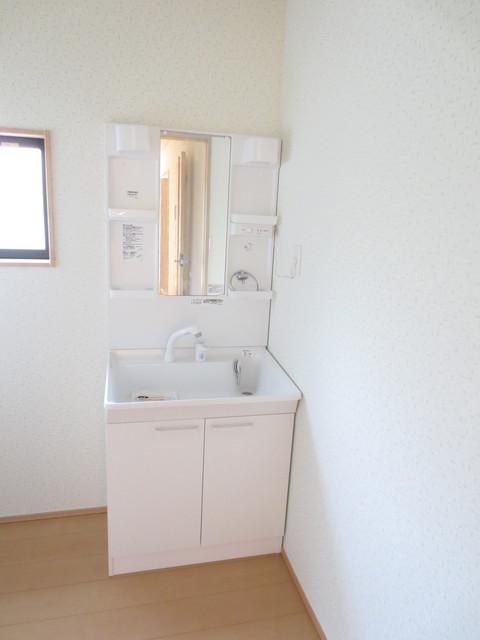 Wash basin, toilet. Wash basin