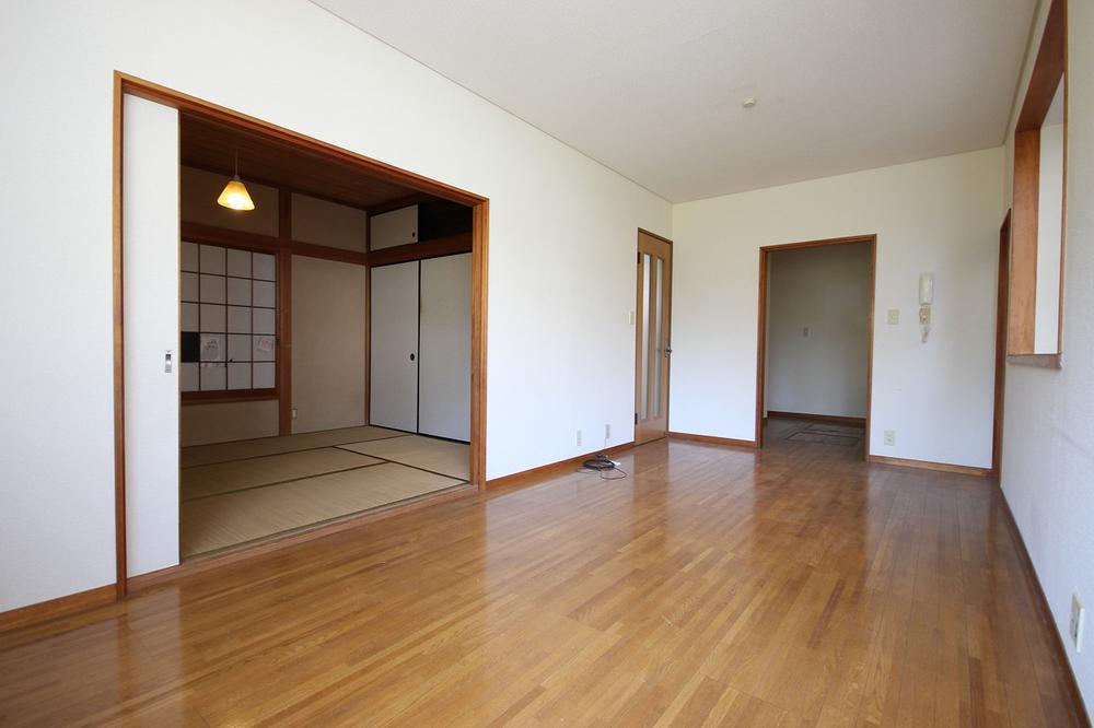 Living. 4LDK with a living dining and integrated available Japanese-style room