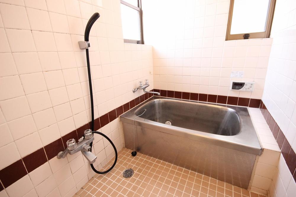 Bathroom. bath