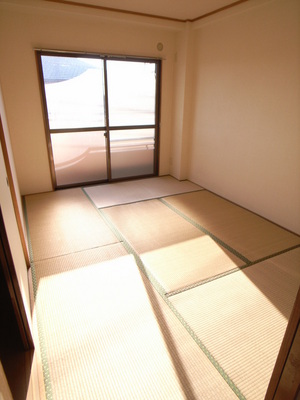 Living and room. South-facing sunny good of the Japanese-style room ☆