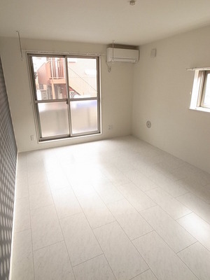 Living and room. Since the flooring is white, I There is a feeling of cleanliness!