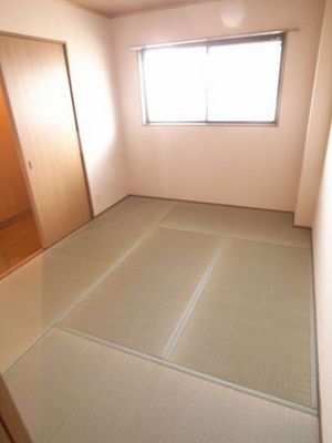 Living and room. It is a Japanese-style room also good