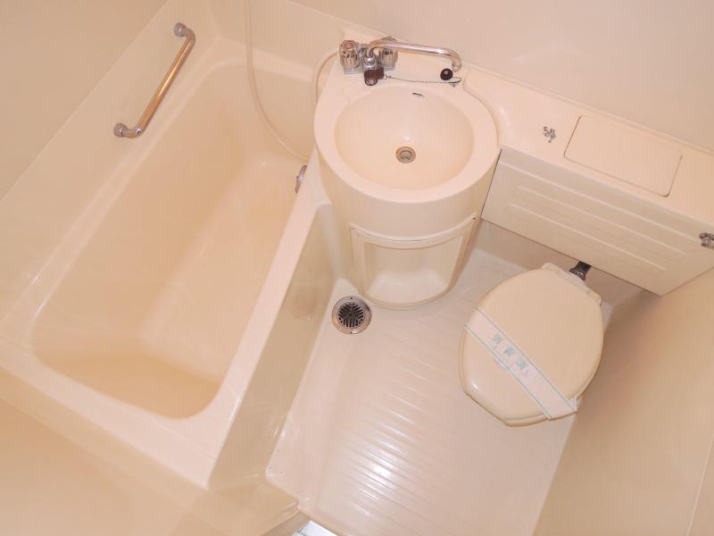 Bath. 3-point unit with cleanliness. Cleaning is also easy to.