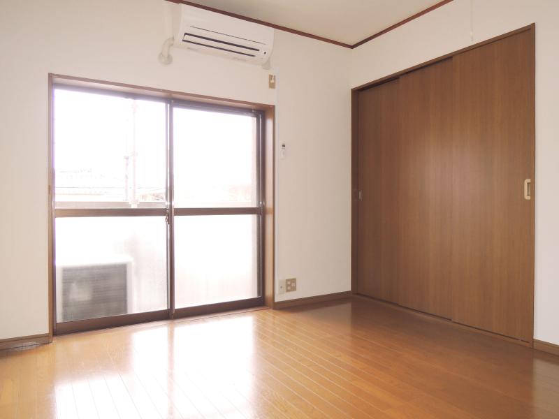 Living and room. Sobu good location of "Tsudanuma Station" walk 13 minutes!