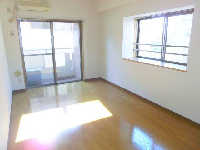 Living and room. Living environment within walking distance of Funabashi Station ・ Surrounding environment favorable