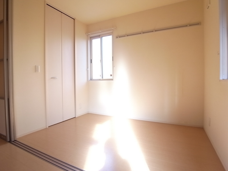 Living and room. Bright room in the southwest-facing! It is life-friendly environment