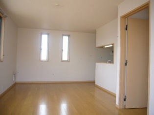 Other room space. Window on two sides ☆ Popular counter kitchen