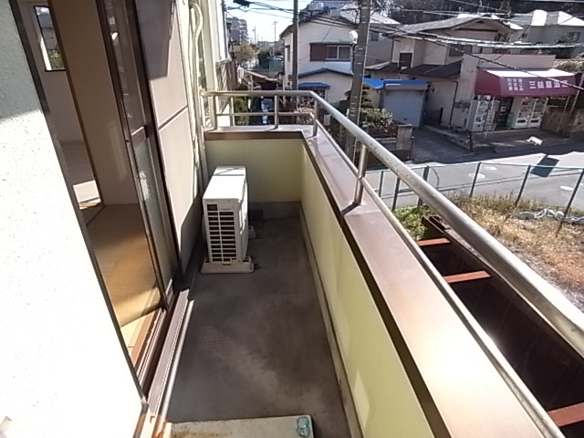 Balcony. The surrounding environment is also good in a quiet residential area.