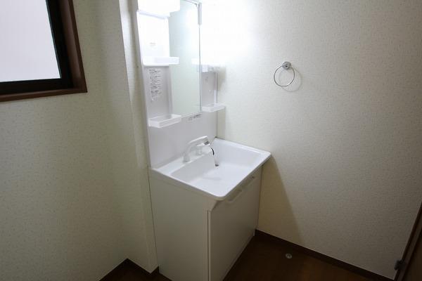 Wash basin, toilet. Wash basin