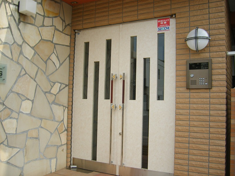 Entrance. Entrance is auto-lock