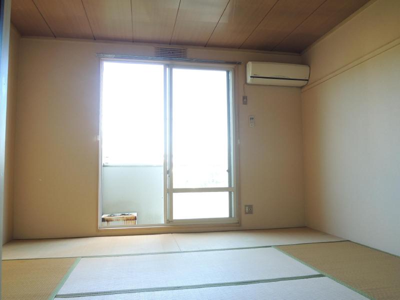 Living and room. Space to settle down ・ Sunny