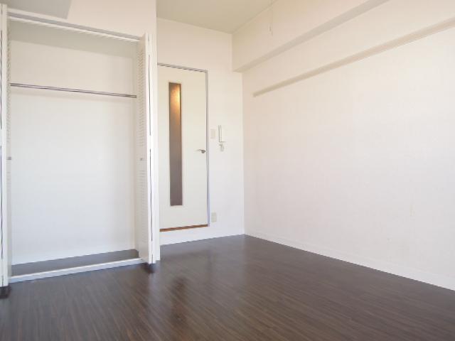 Living and room. This room has a clean sense of the white tones.