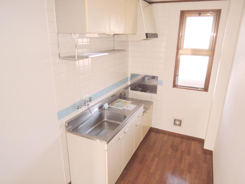 Kitchen. Two-burner stove installation Friendly Kitchen. Even ventilation there is also a window ◎.