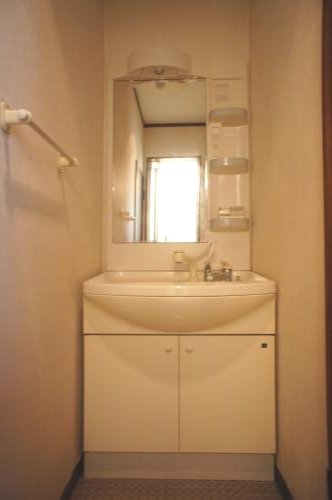 Washroom. Independent wash basin is an important point of looking for room!