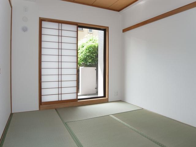 Non-living room. Private garden looks Japanese-style room 6.0 quires (sliding door, Sort pasted shoji, Tatami mat replacement already)