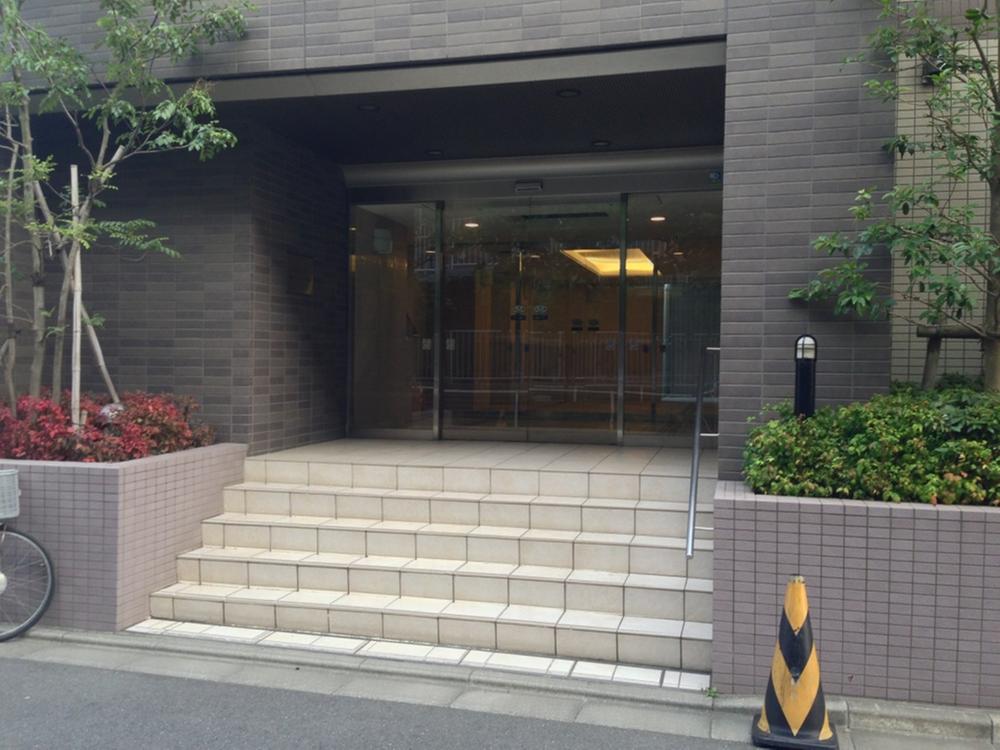 Entrance. Common areas