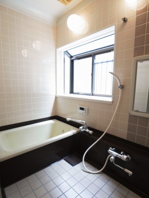 Bath. With additional heating function ☆ Bathroom with a window can also bright and ventilation