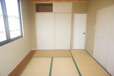 Living and room. Again Japanese-style room is calm!