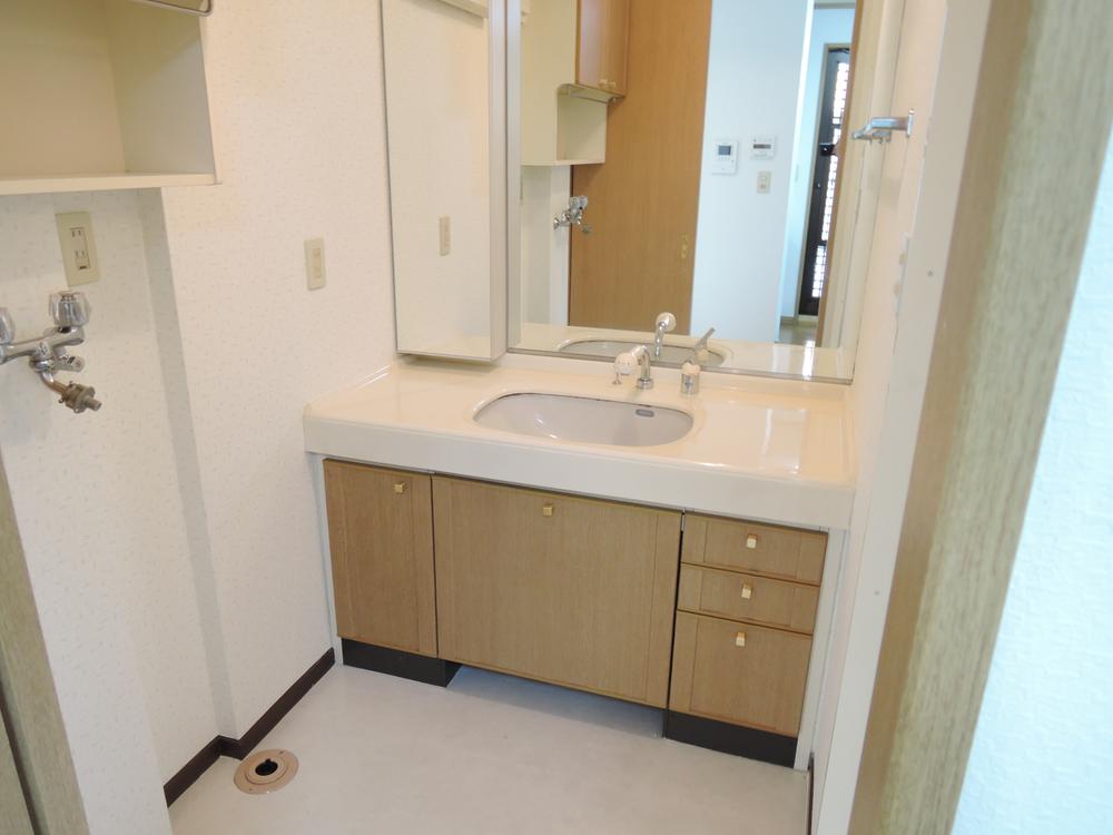 Wash basin, toilet. Local (August 2013) Shooting