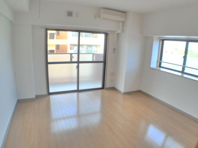 Living and room. Privilege of the corner room, With bay window.