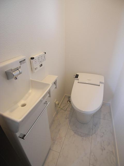 Model house photo. Standard equipped with a tankless toilet with a water-saving effect is on the first floor
