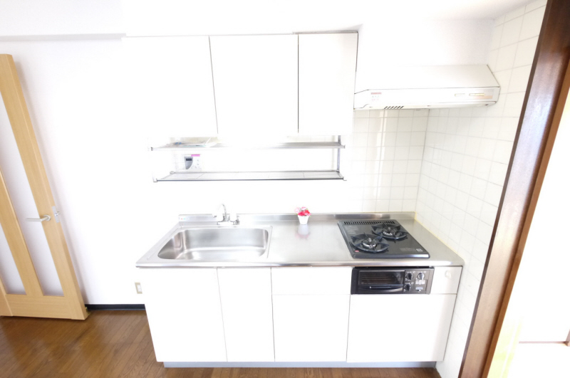 Kitchen. 2-neck with gas stove! You can happily cooking! ! 