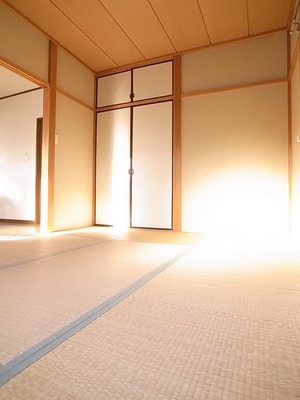 Living and room. Japanese-style room of the housing firmly to the ceiling!