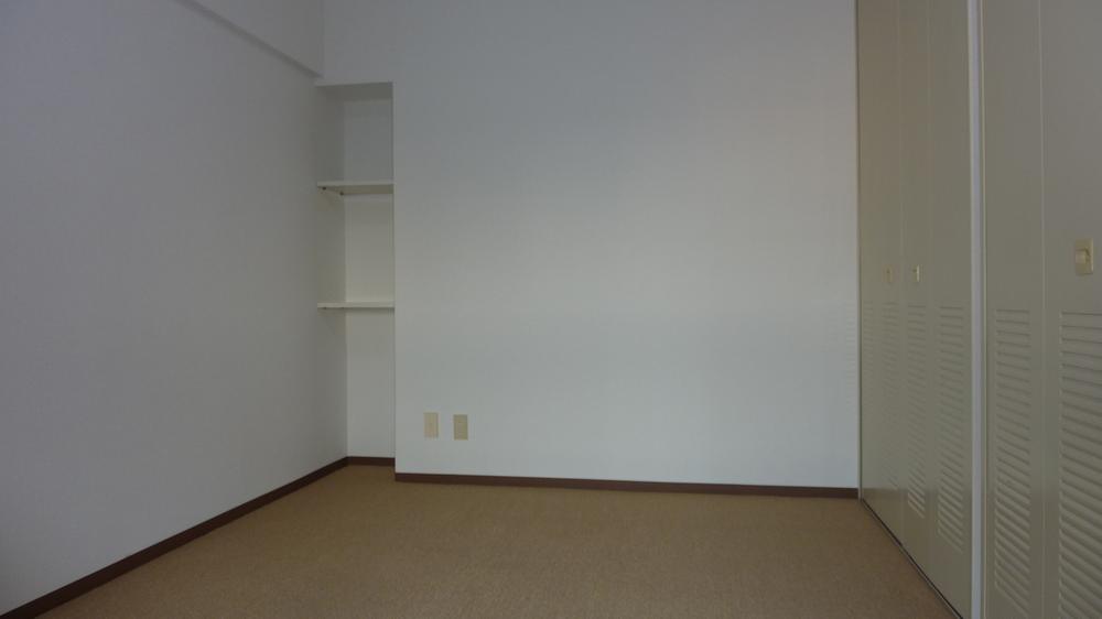 Non-living room. Indoor (11 May 2013) Shooting. Western-style clean and can be used with a large closet