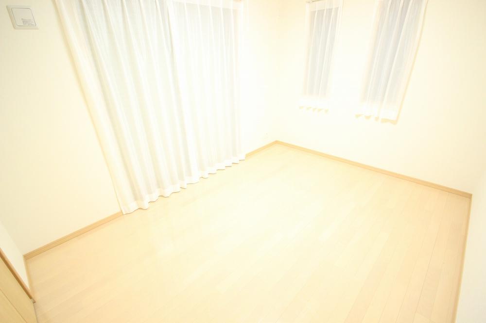 Non-living room. Stylish windows that impressive rooms