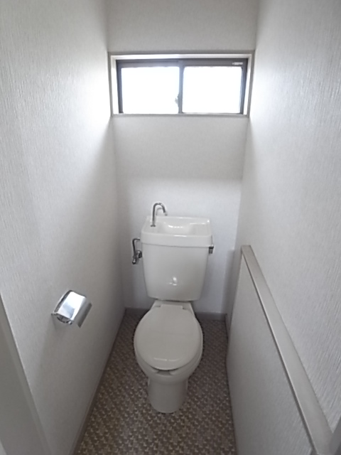 Toilet. There is a window! !