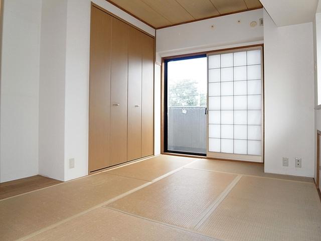 Non-living room. Living adjacent of Japanese-style room about 6 quires
