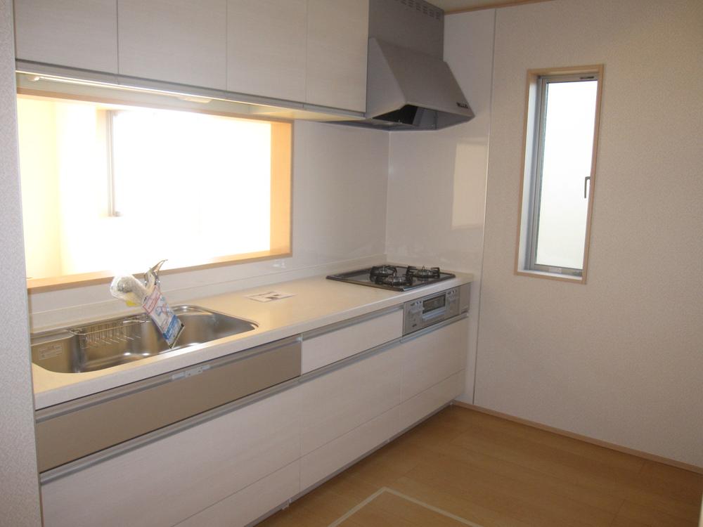 Kitchen. Fast Plus system Kitchen All slide storage type which utilized without waste until the dead space of the kitchen knife flap storage with feet