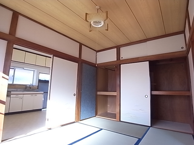 Other room space. 6 mat type Japanese-style room, which was to ensure the size of the room