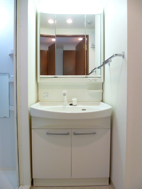 Washroom. Popular shampoo dresser is also equipped to women.