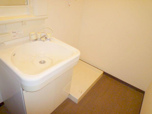 Washroom. With shampoo dresser