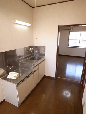 Kitchen. Spacious kitchen that would put a two-lot gas stoves ☆ 