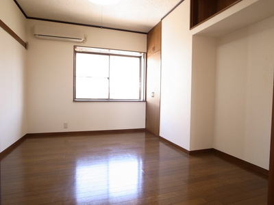 Other room space. It is bright because the window is large ~ ! 