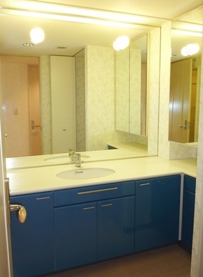 Washroom. L-shaped washbasin is a good mirror is greater ease of use ☆