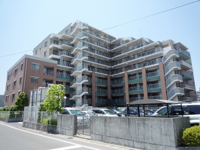 Building appearance. It is located in the calm atmosphere of reinforced concrete condominiums