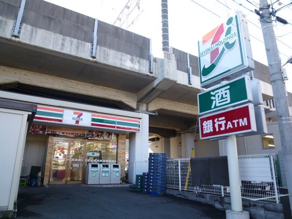 Convenience store. 500m to Seven-Eleven (convenience store)