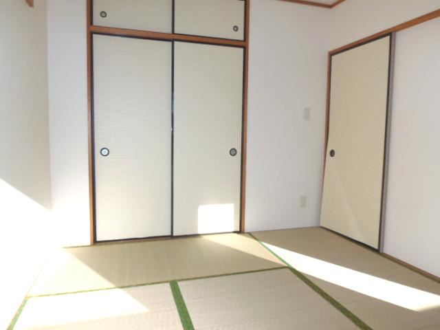 Living and room. There is also a Japanese-style room. 