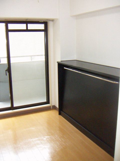 Living and room. 4th floor, Western-style is a 6-tatami rooms.