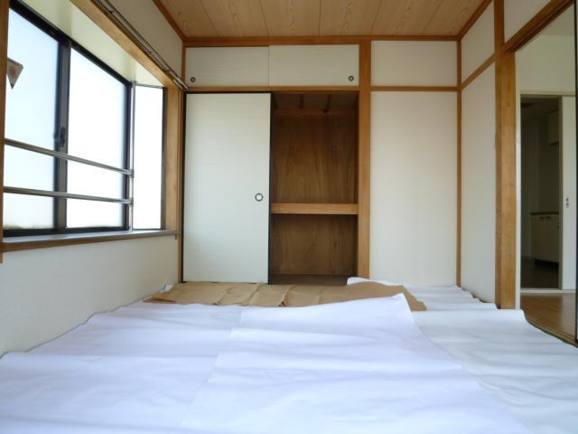 Living and room. Storage firm of Japanese-style room, The white one is the tatami of sunscreen.