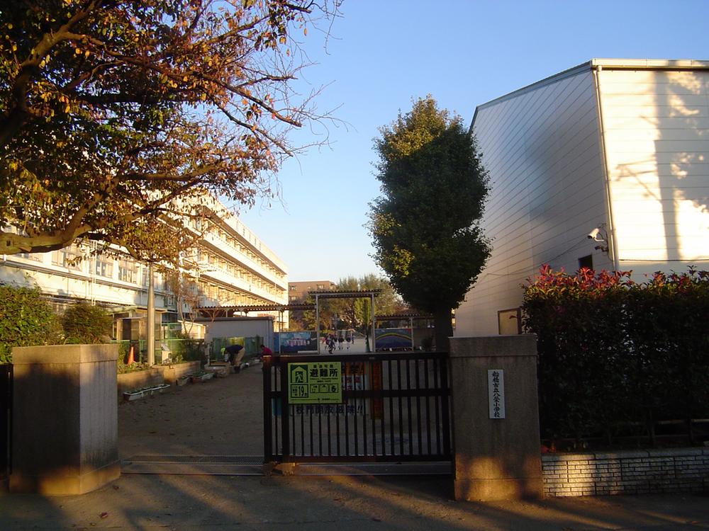 Primary school. While 1100m apartment of advances to Funabashi City Hachiei Elementary School, It is old-fashioned school that quiet residential area is dotted.