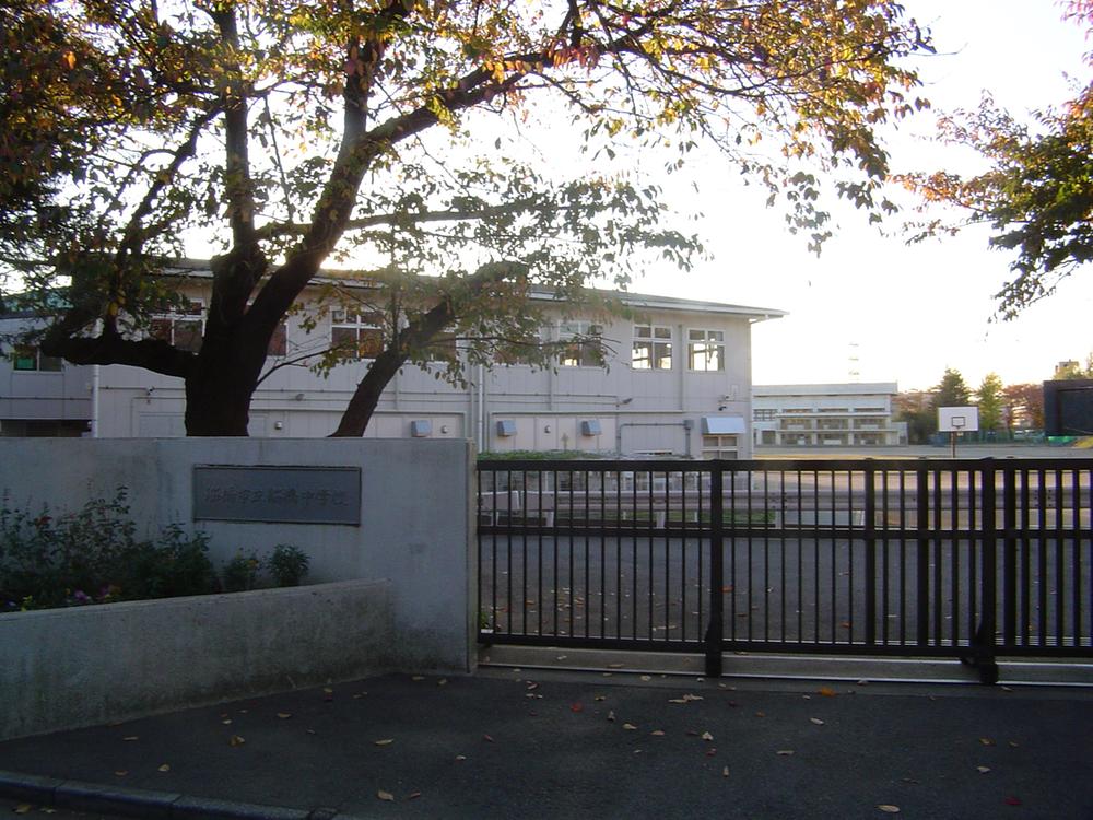 Junior high school. 700m Activities of the Department to bridge Ichiritsufunabashi junior high school is a school with a thriving and very vibrant.