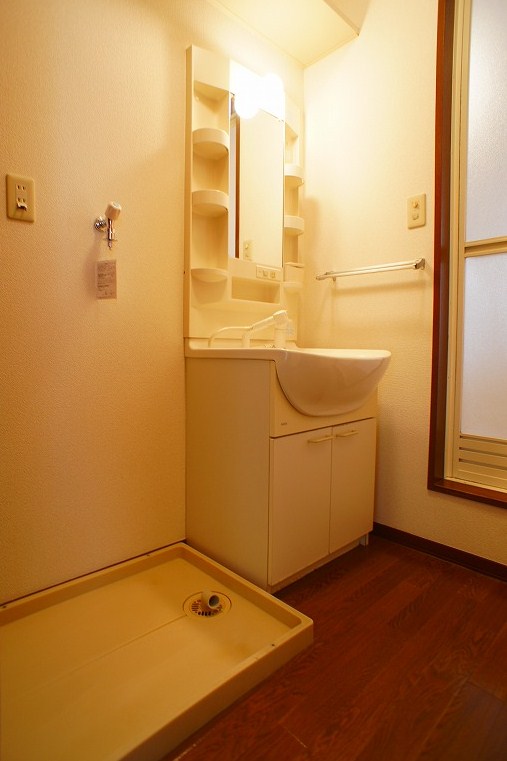 Washroom. Dressing room ・ With separate wash basin