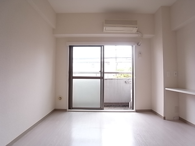 Living and room. With counter desk. (It is a different type of photo)