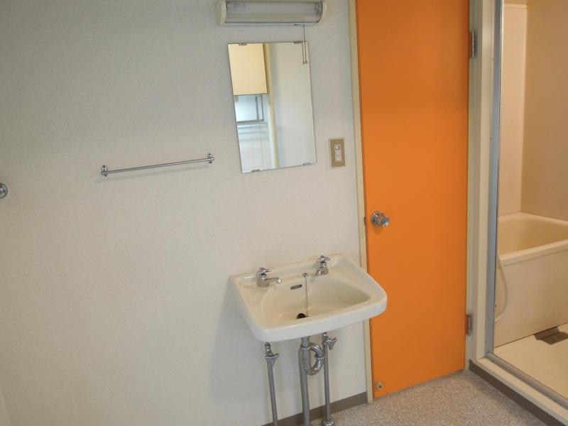 Washroom. Also equipped with independent washbasin